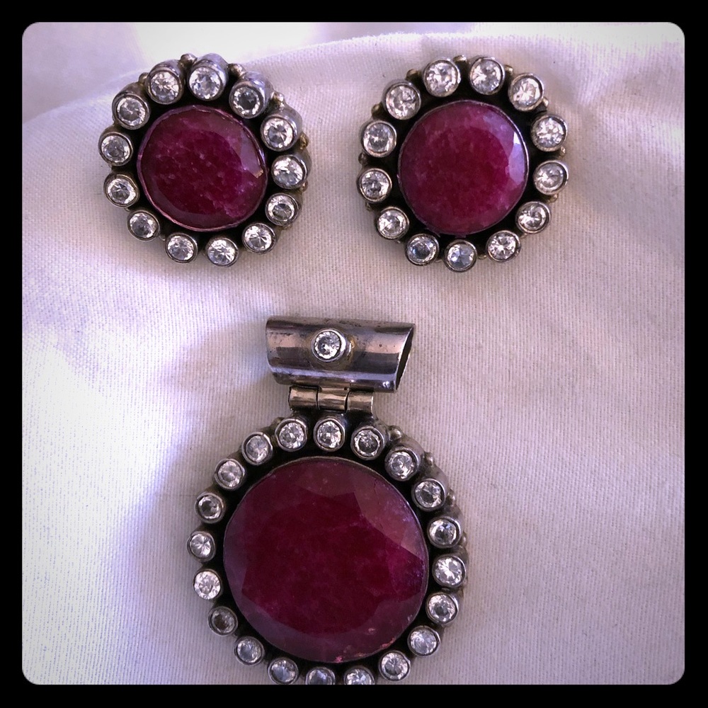 Beautiful 3 piece set . Antique maroon look .